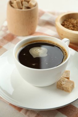 Işık masasında şekerli hazır kahve, yakın plan.