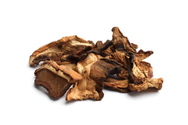 Kurumuş mantar parçaları beyaza izole edilmiş.