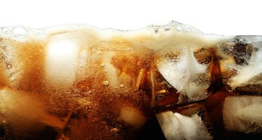 Beyaz üzerine izole edilmiş buzla taze kola, yakın plan