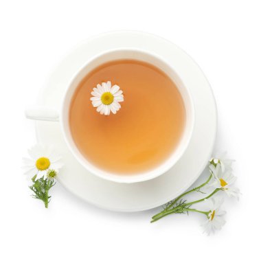 Bardakta Aromatik çay ve beyaz papatya çiçekleri, üst manzara