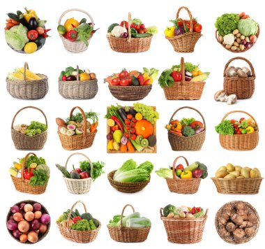 Hasır sepetlerdeki farklı taze sebzeler beyaz sepetlere izole edilmiş.