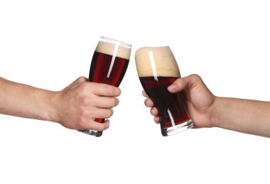 Erkekler beyaz arka planda bira bardaklarını tokuşturuyorlar.