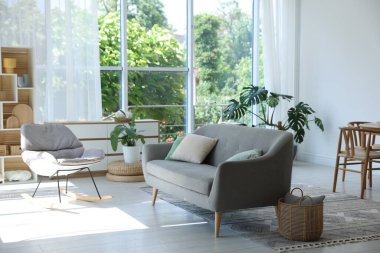 Rahat kanepe, sallanan sandalye ve içeride dekorasyon. İç tasarım