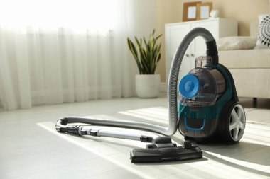 Evin zemininde bir elektrikli süpürge var. Ev aletleri