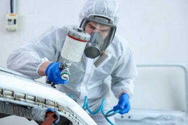 Kaportacıda çalışan bir işçi, seçici odaklı.