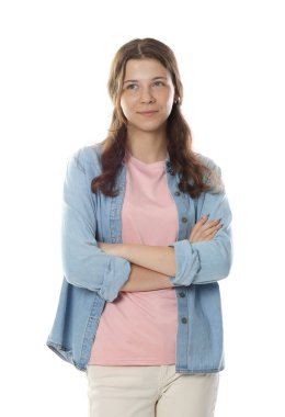 Güzel genç kız beyaz arka planda poz veriyor.