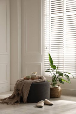 Evde çay takımı olan şık bir pouf. Metin için boşluk