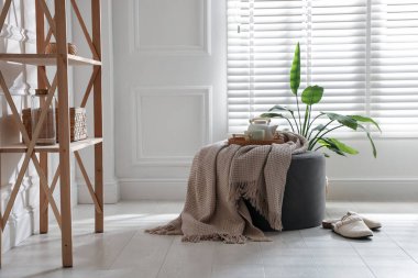 Evde çay takımı olan şık bir puf.