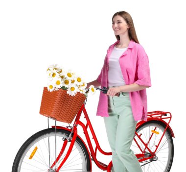 Gülümseyen kadın ve bisiklet beyaz arka planda çiçek sepeti ile