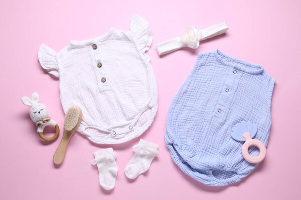 Детская одежда и аксессуары на розовом фоне, плоская кладка