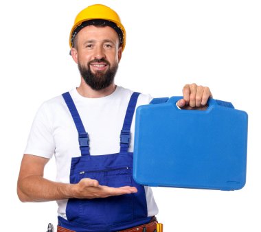 Beyaz arka planda alet kutusu olan profesyonel bir tamirci