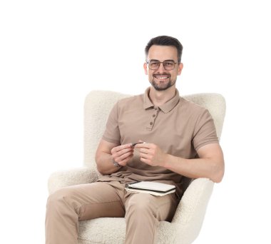 Beyaz arka planda dizüstü bilgisayarı olan profesyonel bir psikolog.