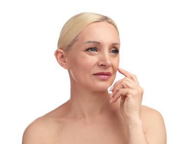 Beyaz arka planda güzel bir kadının portresi