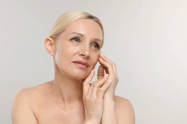 Aydınlık arka planda güzel bir kadının portresi. Metin için boşluk