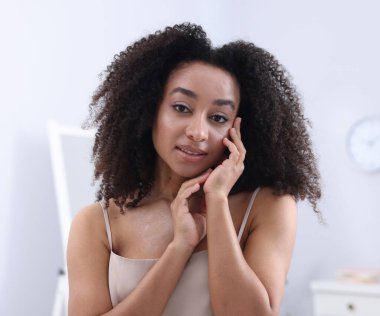 Kapalı alanda sağlıklı ciltli güzel Brezilyalı kadın.