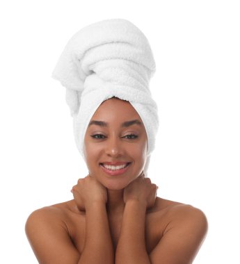 Beyaz arka planda spa tedavisinden sonra güzel Brezilyalı kadın portresi