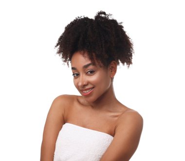 Beyaz arka planda spa tedavisinden sonra güzel Brezilyalı kadın portresi