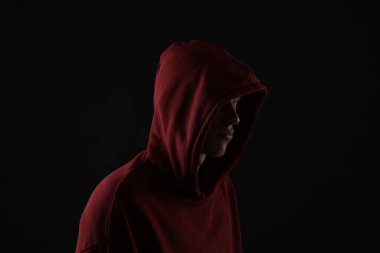 Anonimlik. Karanlıkta yüzünü saklayan bir adam