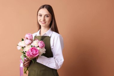 Koyu bej arka planda güzel şakayık demeti olan çiçekçi, mesaj için yer.
