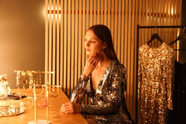 Güzel bir kadın tuvalet masasında hazırlanıyor.