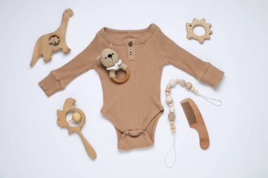 Beyaz arka planda bebek tulumu ve aksesuarlar, düz yatış