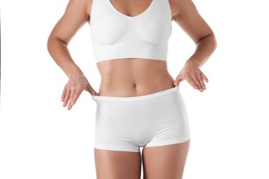 Beyaz arka planda mükemmel vücudu olan fit bir kadın, yakın plan.