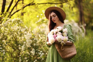 Parkta şakayık demeti olan güzel bir kadın. Metin için boşluk