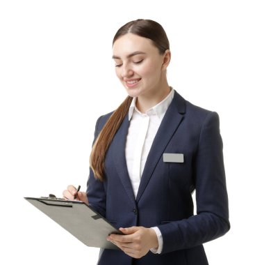 Beyaz arkaplanda panosu olan üniformalı ev sahibi