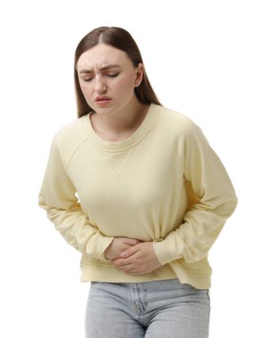 Beyaz arka plan üzerinde karın ağrısı çeken kadın