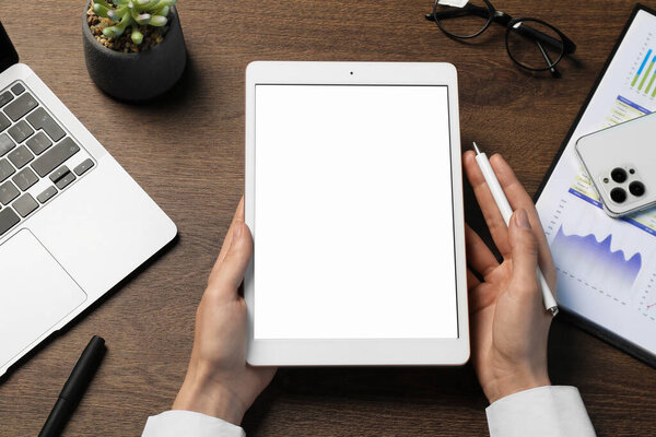 Женщина с табличкой за деревянным столом, вид сверху