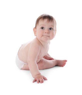 Beyaz arka plan üzerinde sürünerek şirin bebek