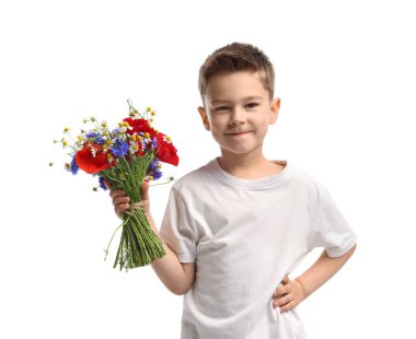 Beyaz arka planda bir buket güzel çiçeği olan sevimli küçük bir çocuk.