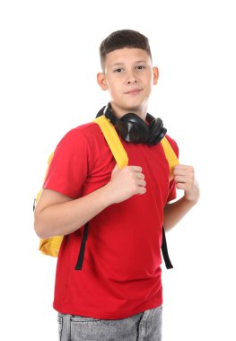 Beyaz arka planda kulaklığı ve sırt çantası olan genç bir çocuk.