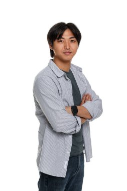 Beyaz arka planda çapraz kollu yakışıklı Asyalı adamın portresi.