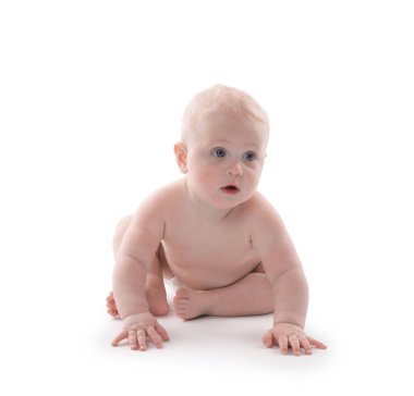 Beyaz arka plan üzerinde oturan şirin bebek