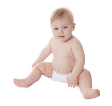 Beyaz arka planda bebek bezi takmış şirin bir bebek.