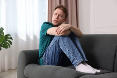 Evdeki koltukta paranoyadan muzdarip bir adam