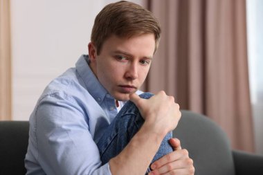 Evdeki koltukta paranoyadan muzdarip bir adam, mesaj için yer.