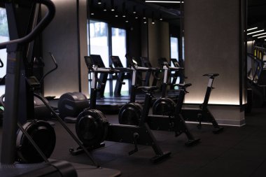 Spor salonunda birçok modern profesyonel bisiklet makineleri