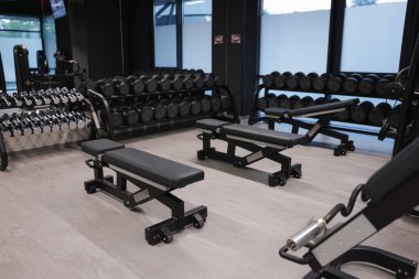 Spor salonundaki dambıllar ve diğer ekipmanlar