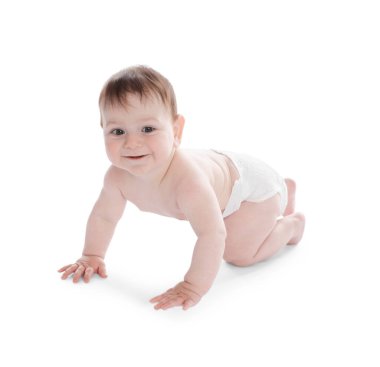Beyaz arka plan üzerinde sürünerek şirin bebek