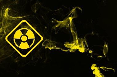Radyoaktif işaret ve siyah arka planda sarı zehirli duman