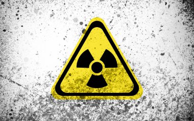 Beyaz desenli yüzeyde radyoaktif işaret var. Radyolojik kirlilik