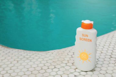 Havuz kenarında güneş kremi. Güneş koruma ürünü