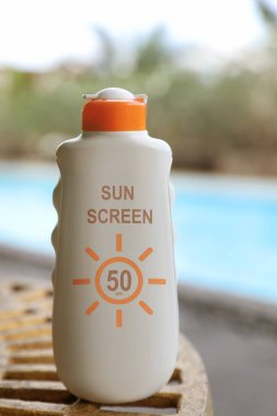 Yüzme havuzunun yanında güneş kremi. Güneş koruma ürünü