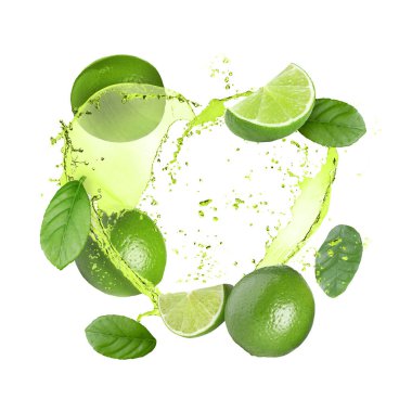 Taze sulu limonlar ve beyaz arka planda bir tutam yeşil içecek.
