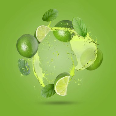 Taze sulu limonlar ve yeşil arka planda bir tutam içki.