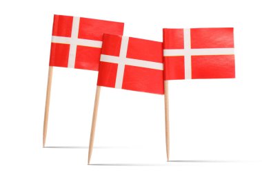 Beyaz arkaplanda Danimarka 'nın küçük kağıt bayrakları