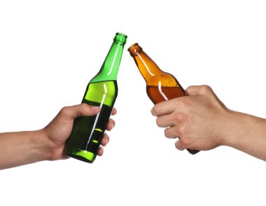 Erkekler beyaz arka planda bira şişelerini birbirine vuruyorlar.