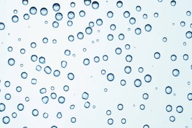 Bardakta gaz kabarcıkları olan soda, yakın çekim.